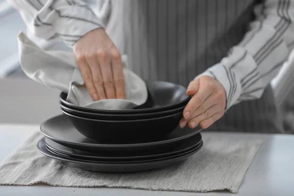 Vrouw Afvegen Plaat Met Handdoek Keuken — Stockfoto