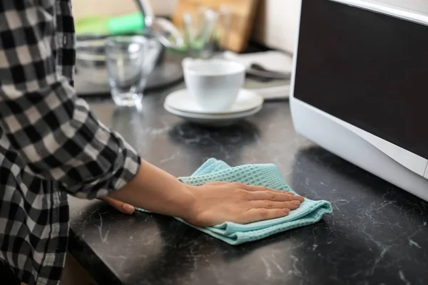 Mulher Limpando Mesa Com Toalha Cozinha Dentro Casa — Fotografia de Stock