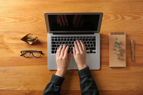 Young Woman Using Laptop Wooden Table Top View — Stock Photo, Image