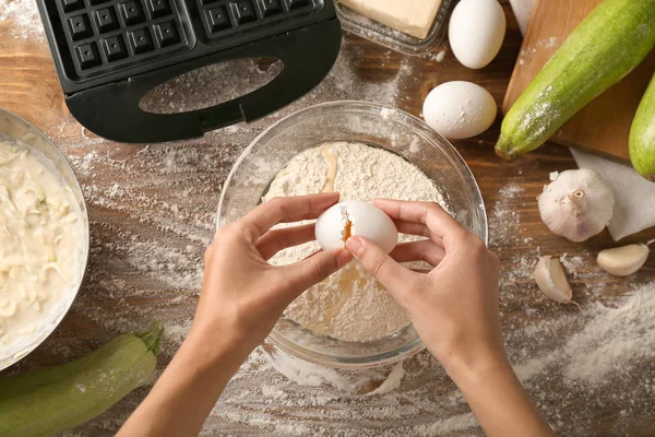 Frau Backt Teig Für Kürbiswaffeln Auf Holztisch — Stockfoto