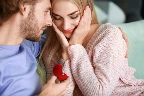 Junger Mann Macht Seiner Geliebten Hause Einen Heiratsantrag — Stockfoto