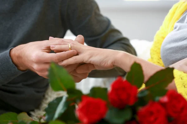 Jonge Man Brengen Verlovingsring Aan Verloofde Van Vinger Close — Stockfoto