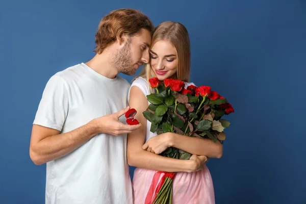 Young Man Proposing His Beloved Color Background — Stock Photo, Image