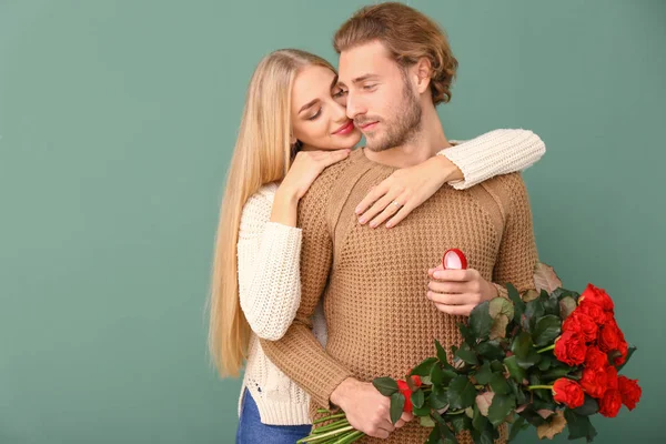 Feliz Joven Pareja Comprometida Fondo Color — Foto de Stock