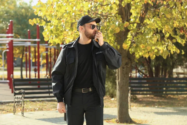 Guardia Seguridad Masculino Con Transmisor Radio Portátil Aire Libre — Foto de Stock