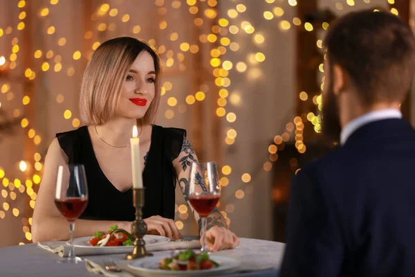 Amante Jovem Casal Durante Data Romântica Restaurante — Fotografia de Stock