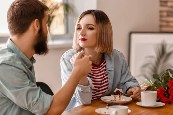 カフェでロマンチックな日付の間に若いカップルを愛する — ストック写真