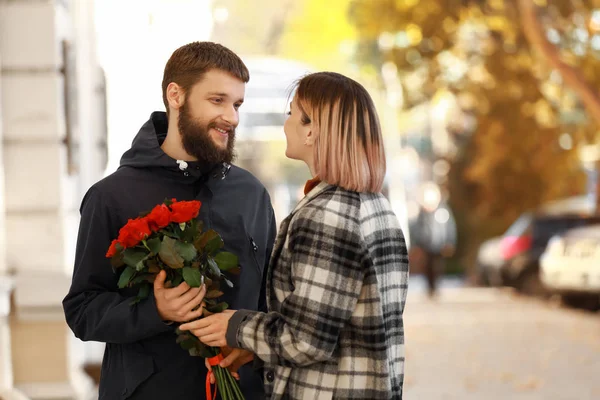 Mann Schenkt Seiner Freundin Bei Romantischem Date Freien Blumen — Stockfoto