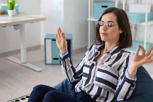 Empresária Meditando Escritório — Fotografia de Stock