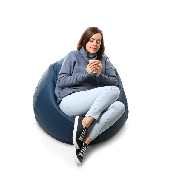 Mladá Žena Šálkem Čaje Sedí Židli Beanbag Proti Bílým Pozadím — Stock fotografie