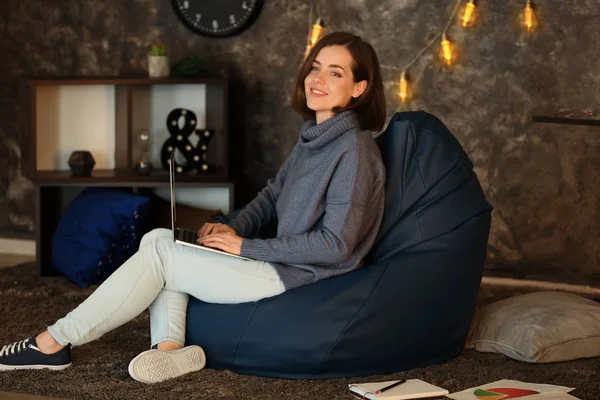 Mladá Žena Laptopem Sedí Židli Beanbag Doma — Stock fotografie