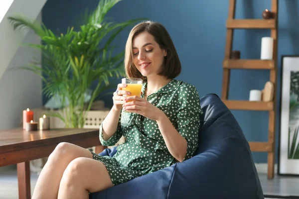 Giovane Donna Con Bicchiere Succo Seduta Poltrona Beanbag Casa — Foto Stock