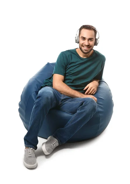 Hombre Joven Con Auriculares Sentado Silla Beanbag Sobre Fondo Blanco — Foto de Stock