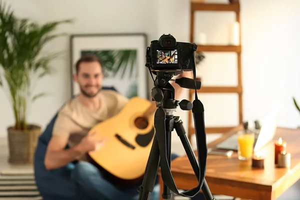 Jovem Com Guitarra Gravação Vídeo Casa — Fotografia de Stock