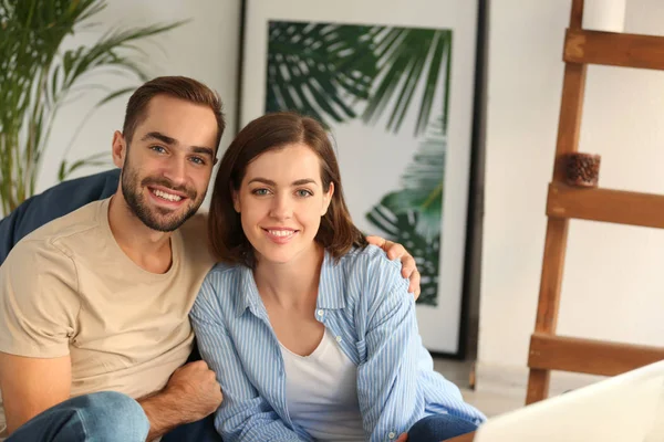 Feliz Joven Pareja Casa — Foto de Stock