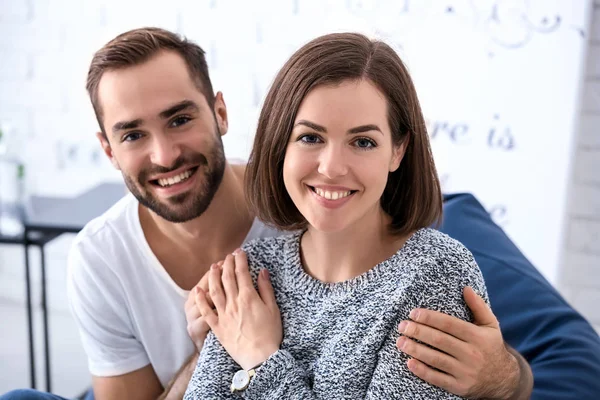 Retrato Feliz Pareja Joven Casa — Foto de Stock