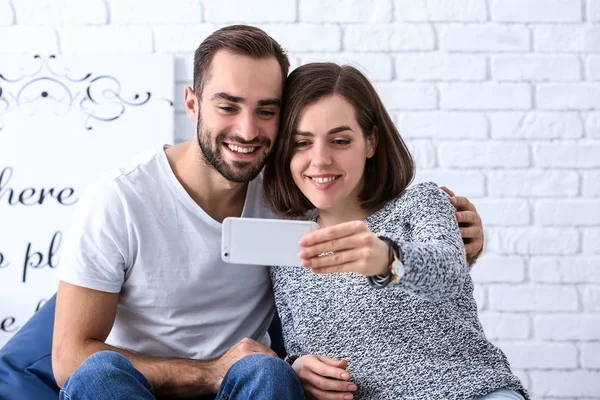 Feliz Jovem Casal Tomando Selfie Casa — Fotografia de Stock