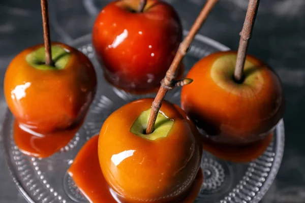 Délicieuses Pommes Caramel Avec Branches Arbre Sur Support Verre — Photo