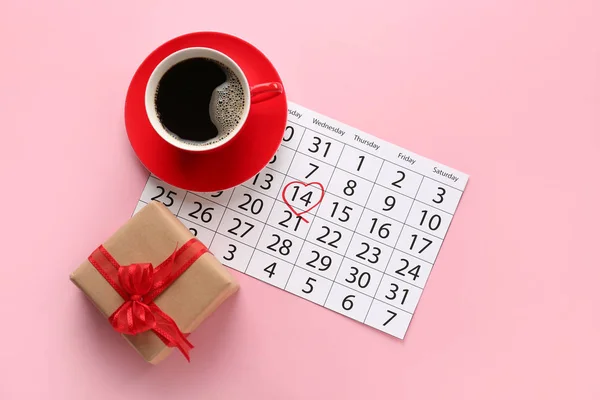 Подарочная Коробка День Святого Валентина Чашкой Кофе Календарь Цветном Фоне — стоковое фото