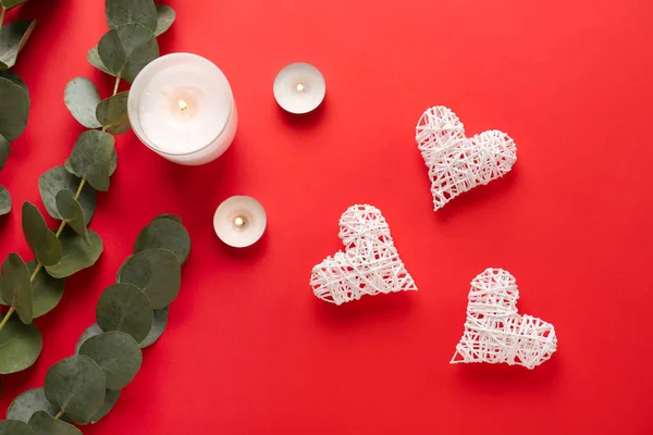 Velas Con Ramas Eucalipto Corazones Sobre Fondo Color — Foto de Stock