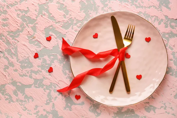 Накрытие Стола Празднования Дня Святого Валентина Цветном Фоне — стоковое фото