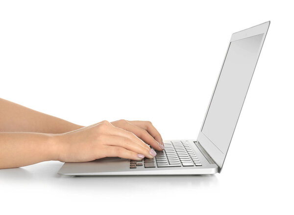 Женщина с ноутбуком на белом фоне