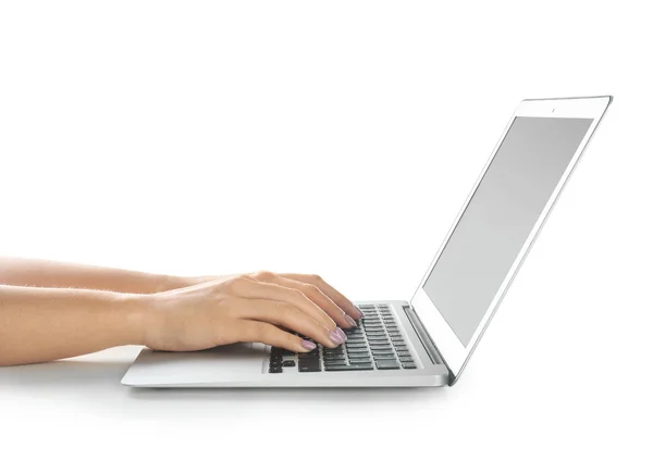 Mulher Usando Laptop Fundo Branco — Fotografia de Stock