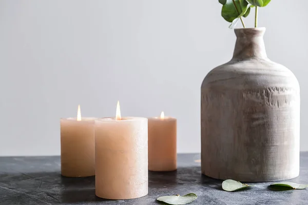 Queimando Velas Vaso Com Galhos Eucalipto Mesa Cinza — Fotografia de Stock