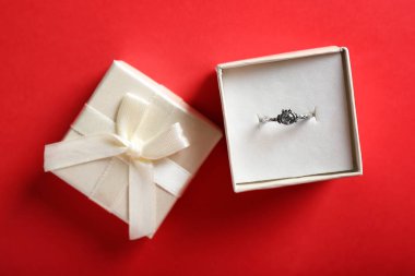 Nişan yüzüğü renk arka plan üzerinde güzel kutusu