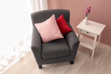 İç pencere yanında rahat koltuk ile ışık odası