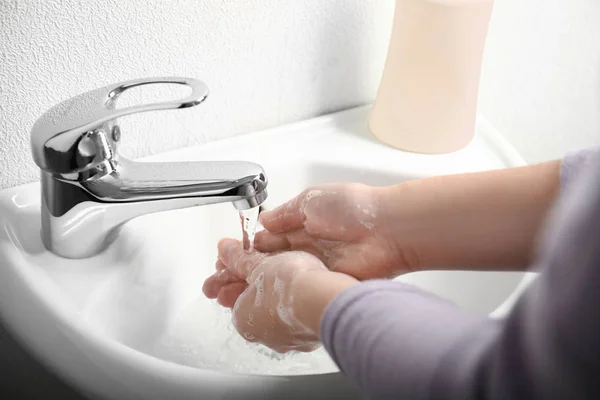 Femme Laver Les Mains Dans Salle Bain — Photo