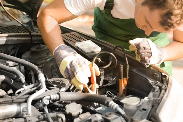 Mecânico Masculino Carregando Uma Bateria Carro — Fotografia de Stock