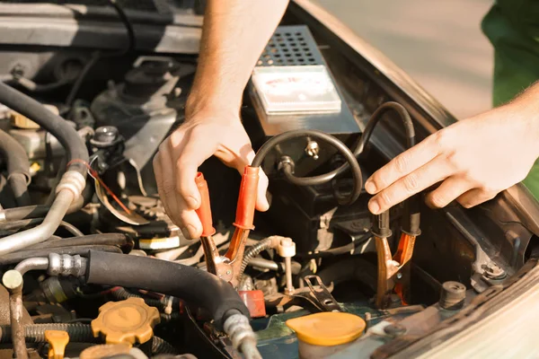 Manliga Mekaniker Laddar Ett Bilbatteri — Stockfoto