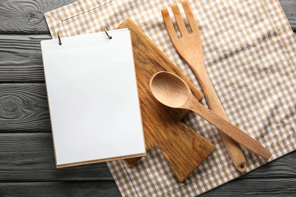 Caderno Com Utensílios Sobre Mesa Madeira — Fotografia de Stock