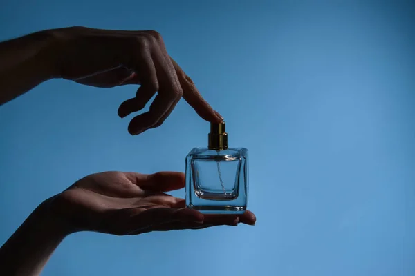 Mujer Sosteniendo Botella Perfume Sobre Fondo Color — Foto de Stock