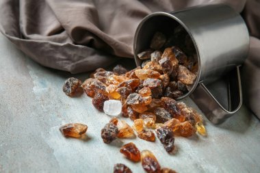 Adet şeker gri masada devrilmiş kupa