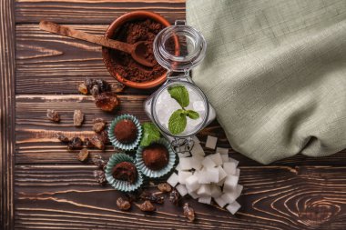 Ahşap masa üzerinde şeker şeker çeşitleri