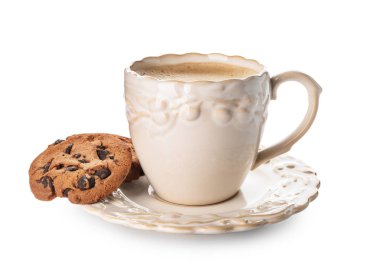 Fincan lezzetli aromatik kahve ve kurabiye beyaz arka plan üzerinde