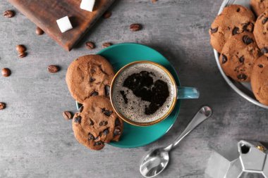 Fincan lezzetli aromatik kahve ve kurabiye gri masada