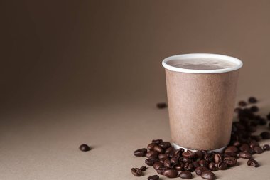 Plastik renk arka plan üzerinde fasulye ile lezzetli aromatik kahve fincan