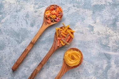 Kaşık ile farklı renk tablosu üzerinde ham makarna