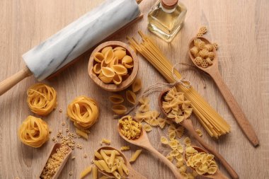 Pişmemiş makarna ahşap masa üzerine farklı türleri