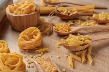 Pişmemiş makarna ahşap masa üzerine farklı türleri