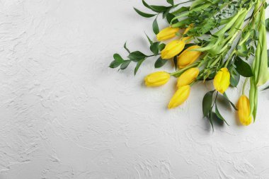 Anneler günü beyaz arka plan üzerinde güzel lale