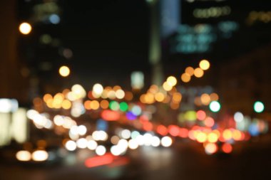 Bulanık gece ışıklı şehir görünümünü