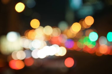 Bulanık gece ışıklı şehir görünümünü