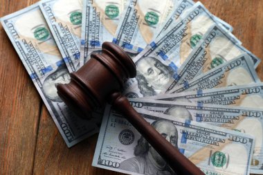 Hakimin tokmak ile doları Lirası ahşap masa üstünde. Yolsuzluk kavramı