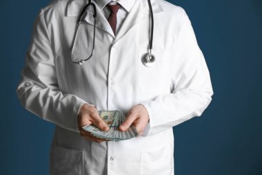 Doktorla rüşvet renk arka plan üzerinde. Yolsuzluk kavramı