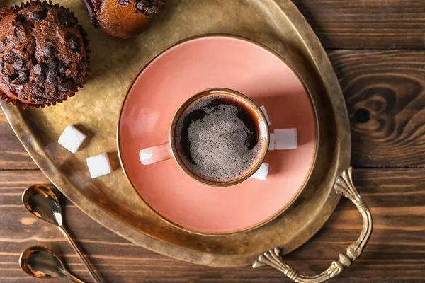 Kopje Lekkere Aromatische Koffie Muffins Metalen Lade — Stockfoto