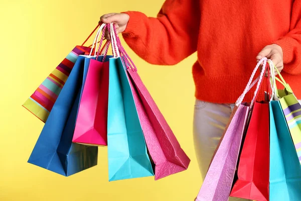 Mooie Jonge Vrouw Met Boodschappentassen Kleur Achtergrond — Stockfoto